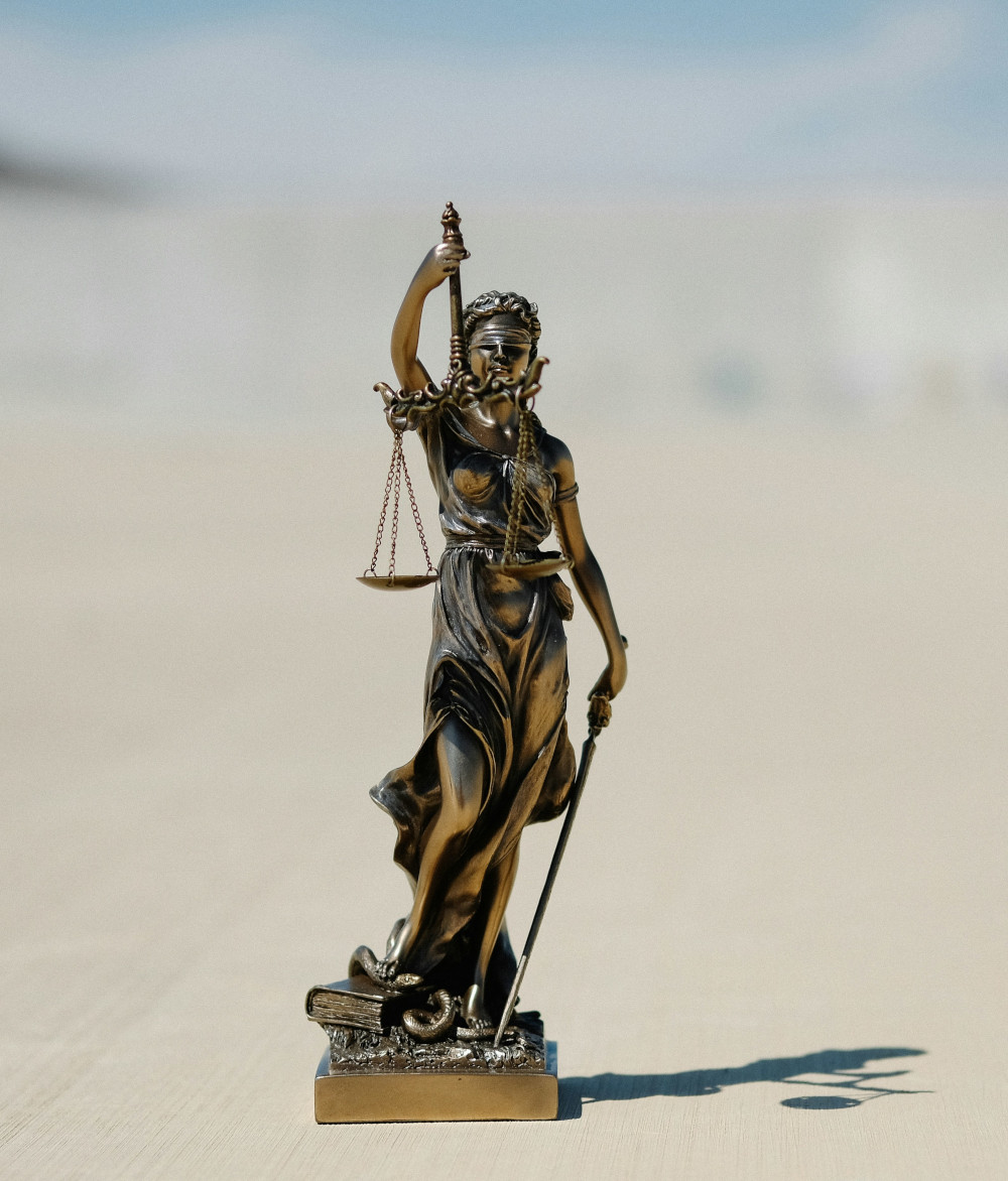 Afbeelding van Justitia met wazige achtergrond