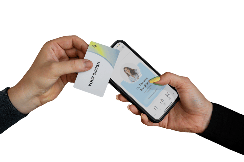 NFC-Visitenkarte tappt ein Smartphone, das eine geöffnete digitale Visitenkarte anzeigt