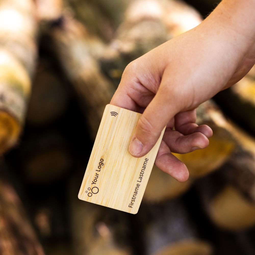 NFC Visitenkarte Bamboo Classic wird von einer Hand gehalten