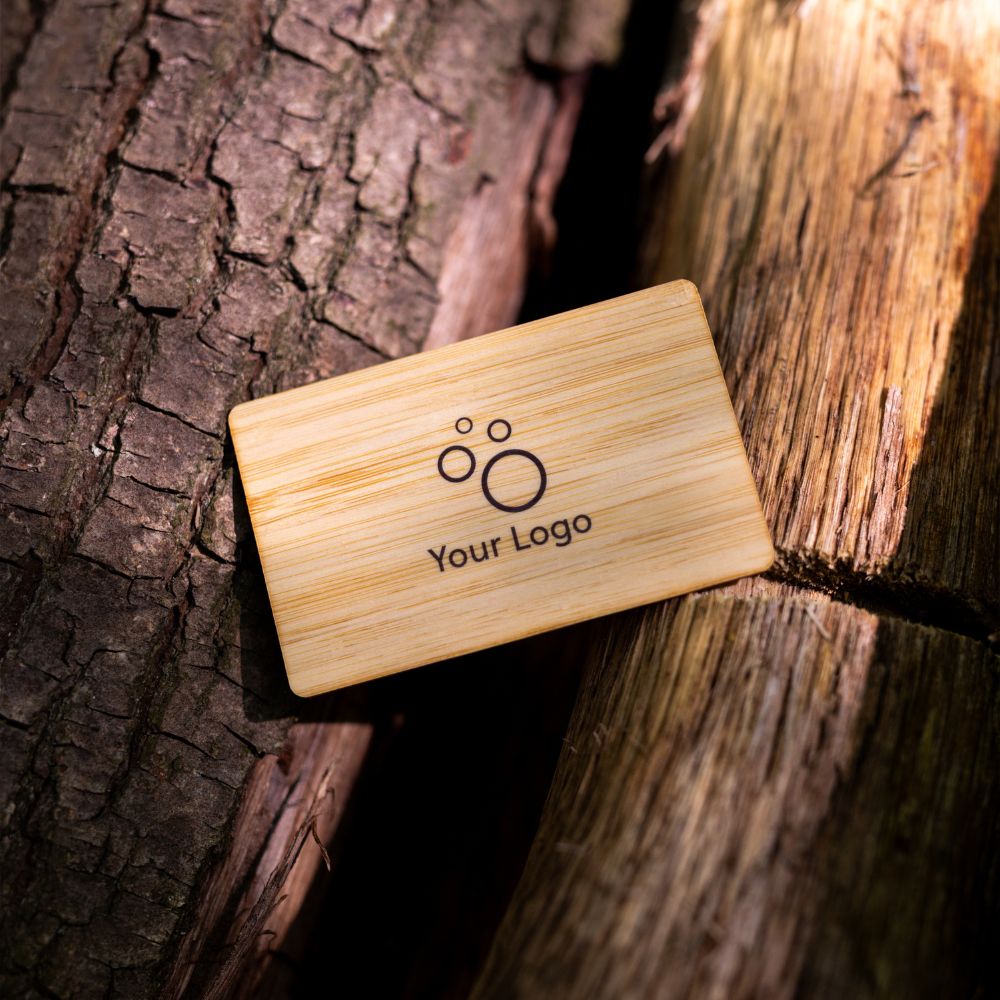 NFC Visitenkarte Bamboo Classic liegt auf einem Baum