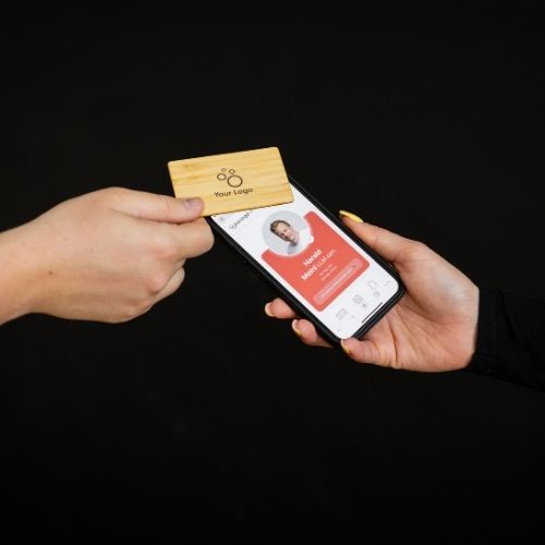 NFC Visitenkarte Bamboo Classic wird von einem Smartphone getappt, das eine geöffnete digitale Visitenkarte anzeigt