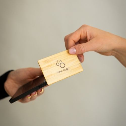 NFC Visitenkarte Bamboo Classic wird von einem Smartphone getappt
