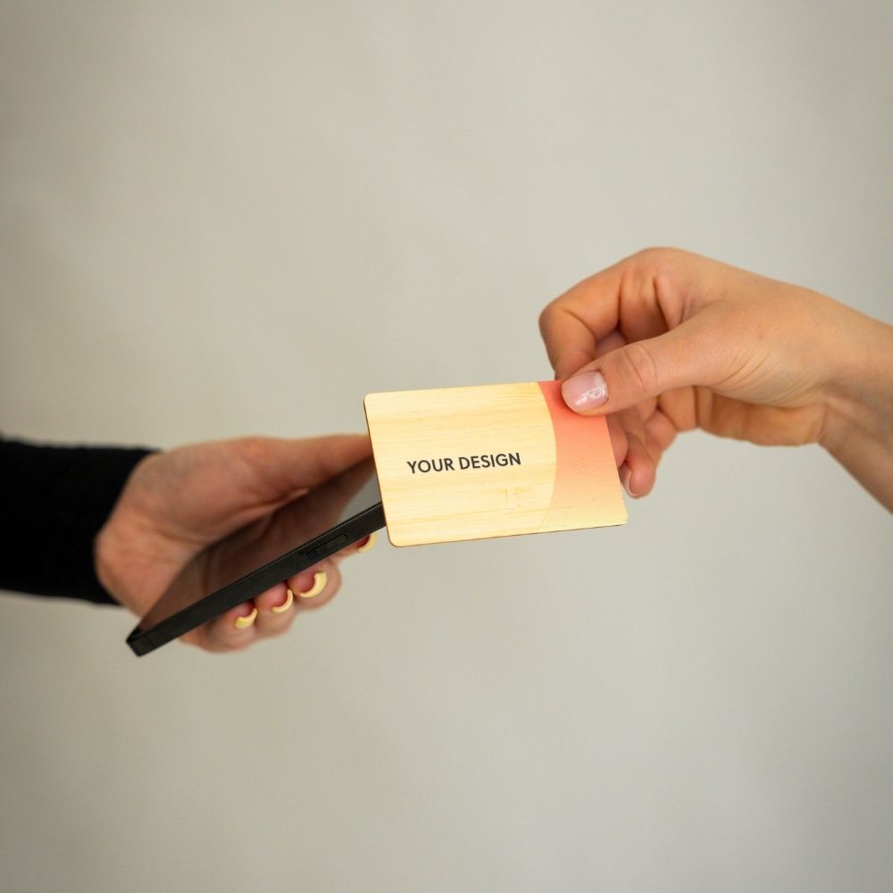 NFC Visitenkarte Bamboo Premium wird von einem Smartphone getappt
