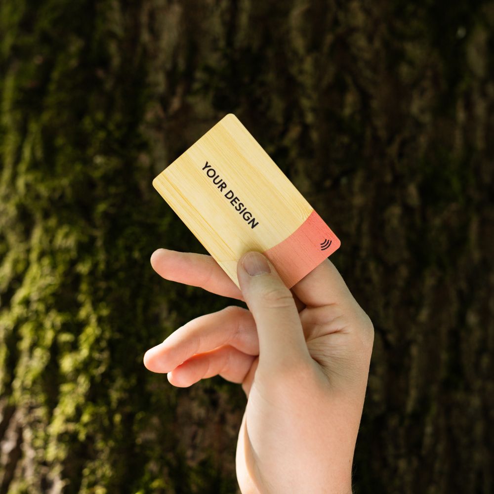 NFC Visitenkarte Bamboo Premium wird von einer Hand gehalten