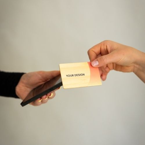 NFC Visitenkarte Bamboo Premium wird von einem Smartphone getappt