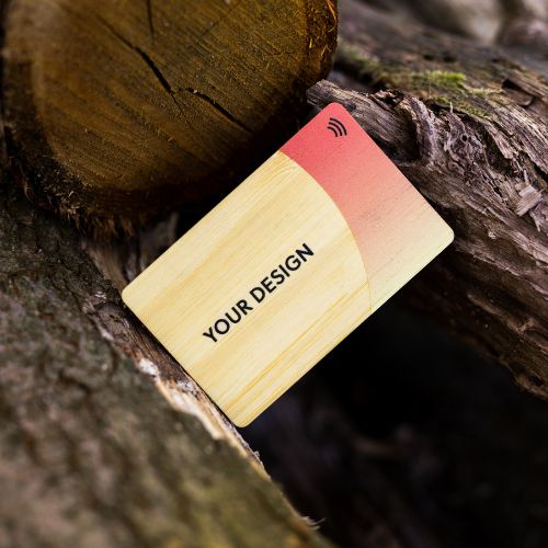 NFC Visitenkarte Bamboo Premium zwischen zwei Holzstämmen