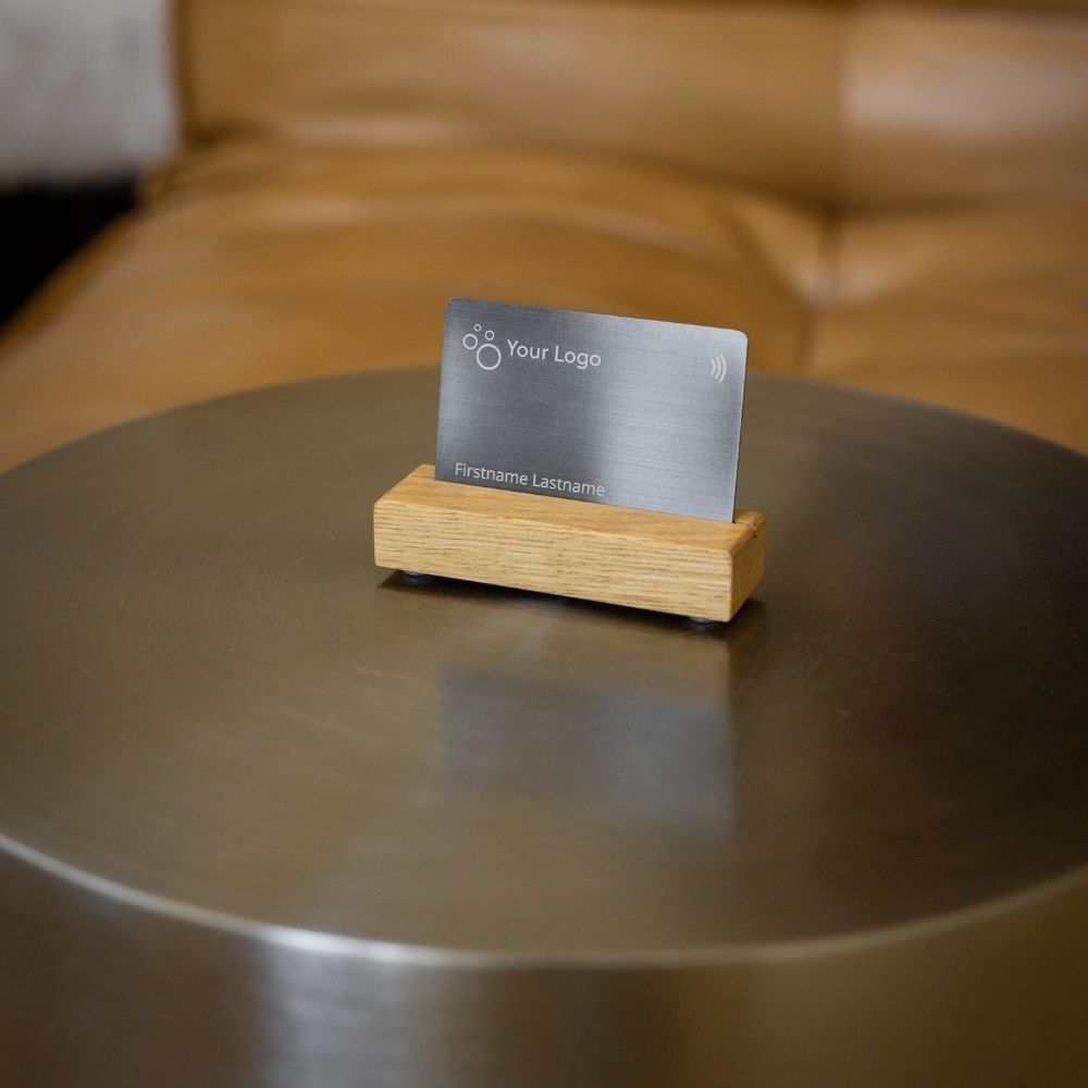 baningo NFC Visitenkartenhalter aus Eichenholz auf einem Metalltisch