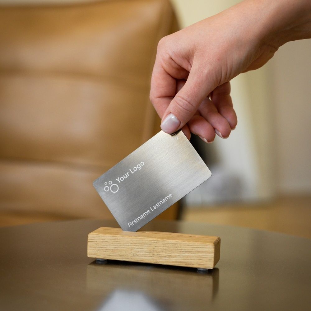 baningo NFC Visitenkartenhalter aus Eichenholz auf einem Metalltisch 3
