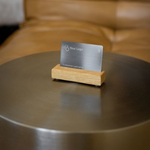 baningo NFC Visitenkartenhalter aus Eichenholz auf einem Metalltisch