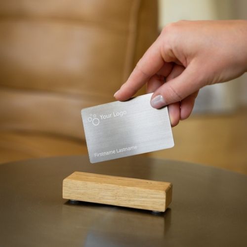 baningo NFC Visitenkartenhalter aus Eichenholz auf einem Metalltisch 2