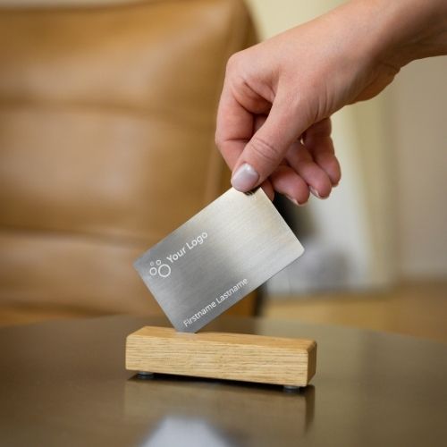 baningo NFC Visitenkartenhalter aus Eichenholz auf einem Metalltisch 3