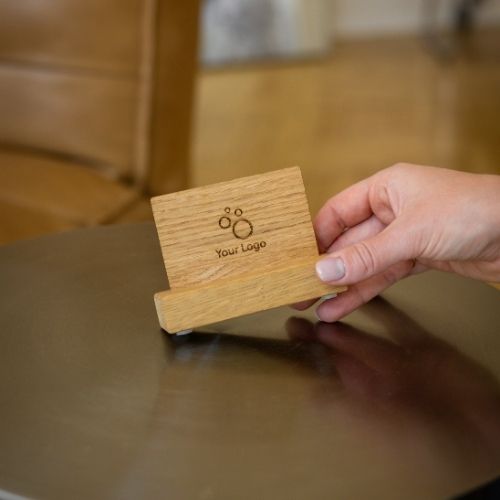 baningo NFC Visitenkartenhalter aus Eichenholz auf einem Metalltisch 4