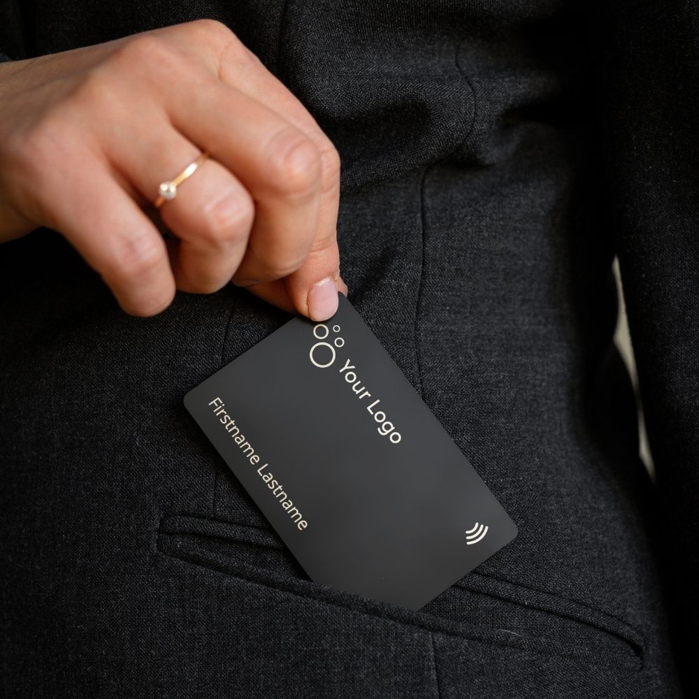 NFC Visitenkarte Metall schwarz wird aus einer Anzugtasche gezogen