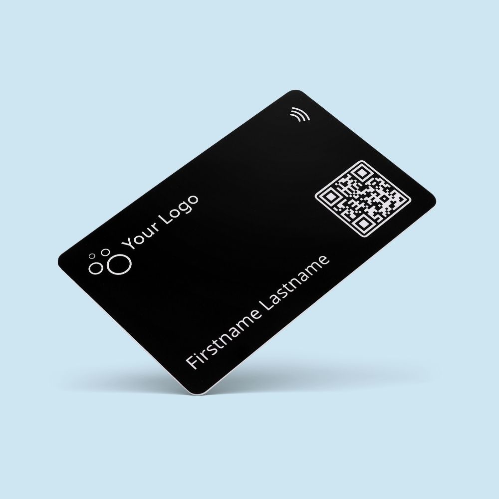 R-PVC NFC Visitenkarte Classic schwarz auf baningo-blauem Hintergrund