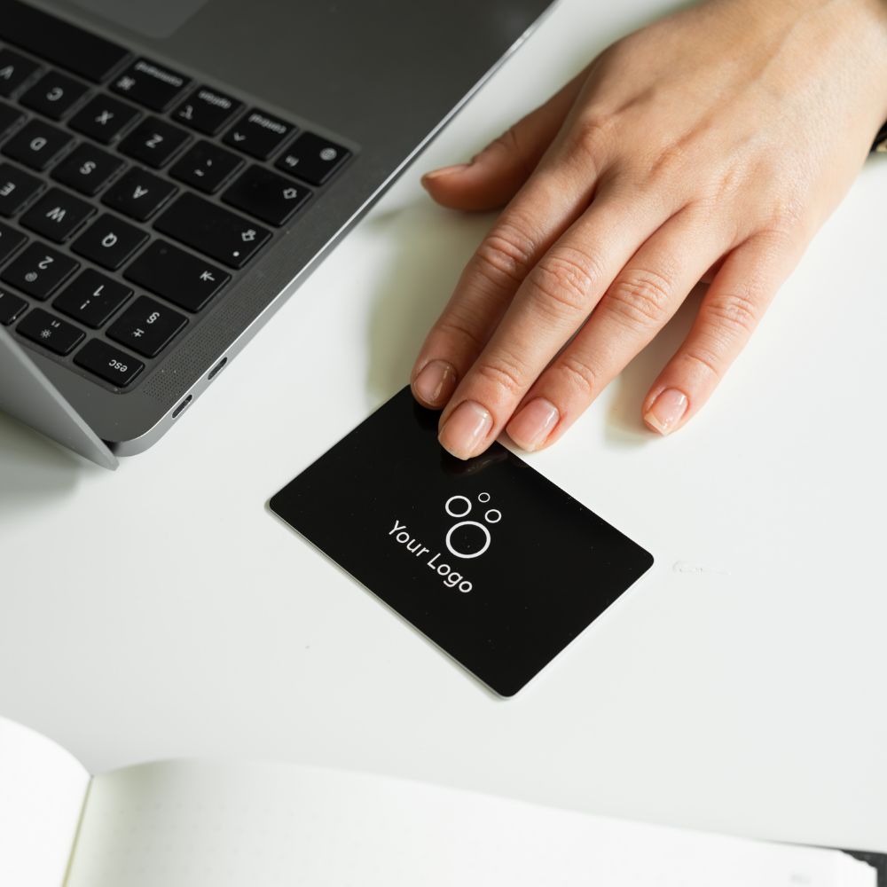R-PVC NFC Visitenkarte Classic schwarz auf einem Schreibtisch