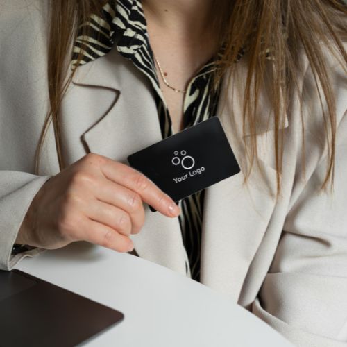 R-PVC NFC Visitenkarte Classic schwarz von einer Frau gehalten