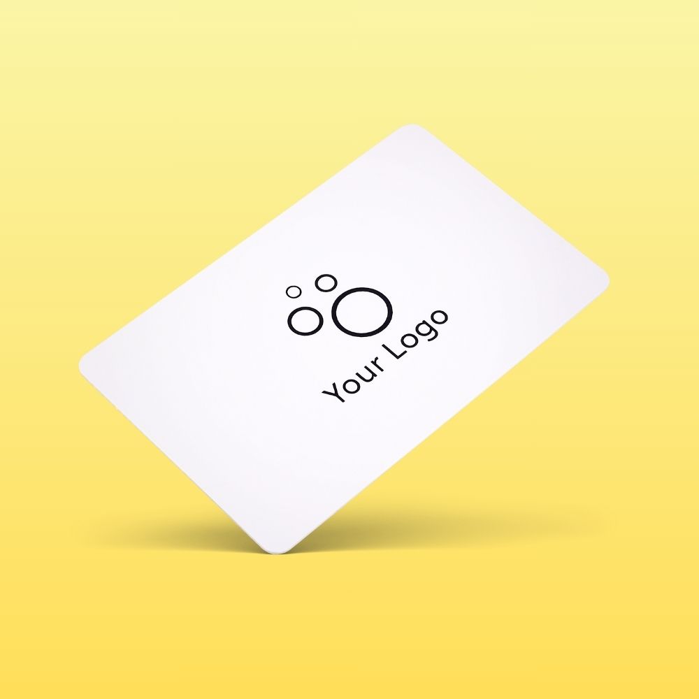 R-PVC NFC Visitenkarte Classic weiß auf gelbem Hintergrund
