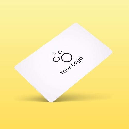 R-PVC NFC Visitenkarte Classic weiß auf gelbem Hintergrund