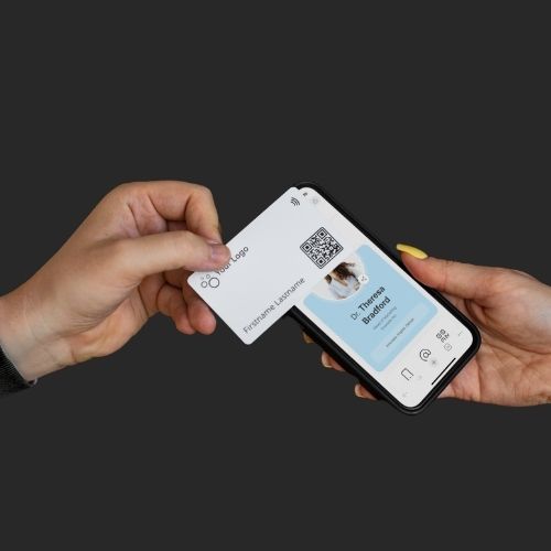 R-PVC NFC Visitenkarte Classic weiß wird von einem Smartphone getappt, das eine geöffnete digitale Visitenkarte anzeigt