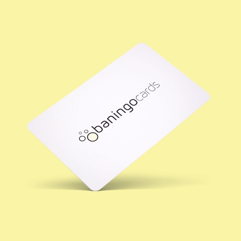 R-PVC NFC Visitenkarte Essential weiß auf baningo-gelbem Hintergrund