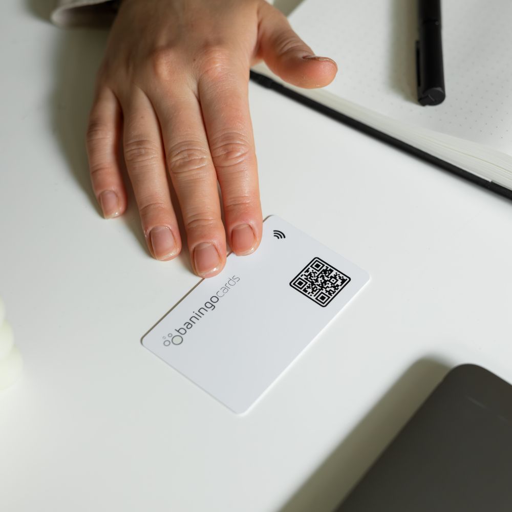 R-PVC NFC Visitenkarte Essential weiß auf einem Schreibtisch