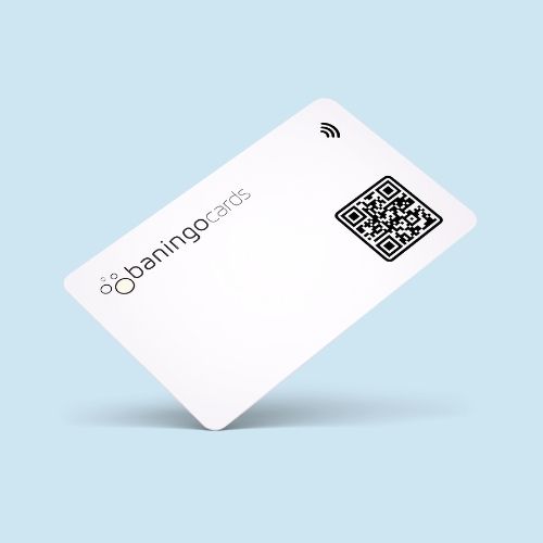 R-PVC NFC Visitenkarte Essential weiß auf blauem Hintergrund
