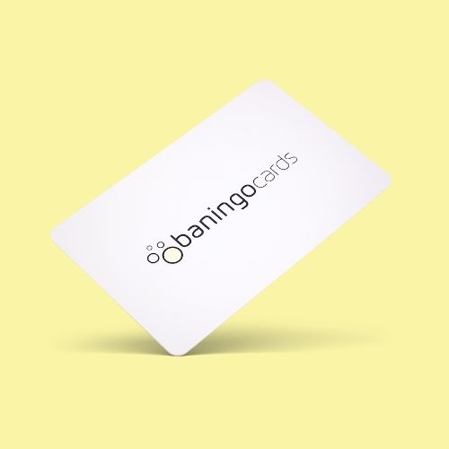 R-PVC NFC Visitenkarte Essential weiß auf baningo-gelbem Hintergrund