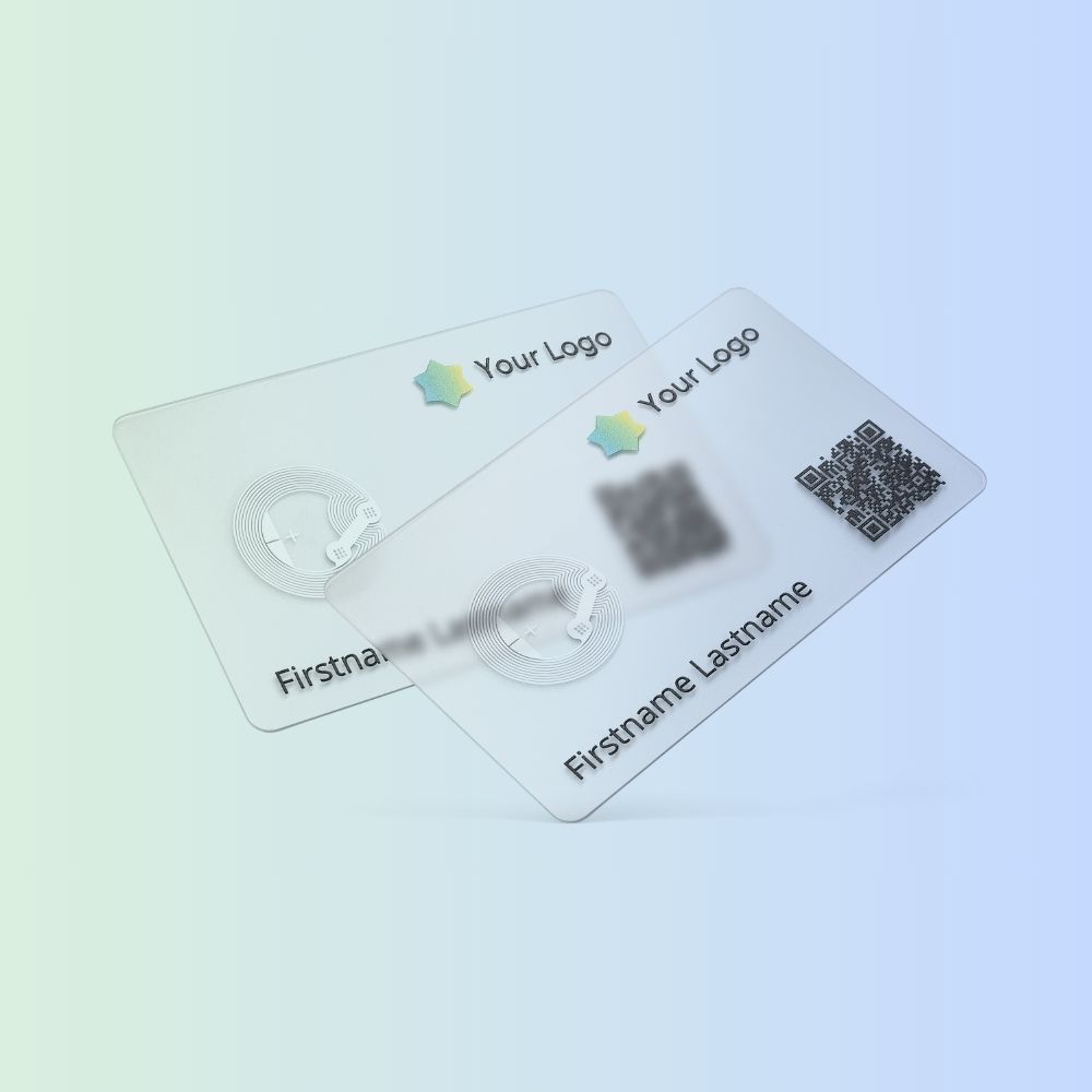 Zwei Transparente NFC Visitenkarten von baningo auf Hintergrung mit leichtem Farbverlauf