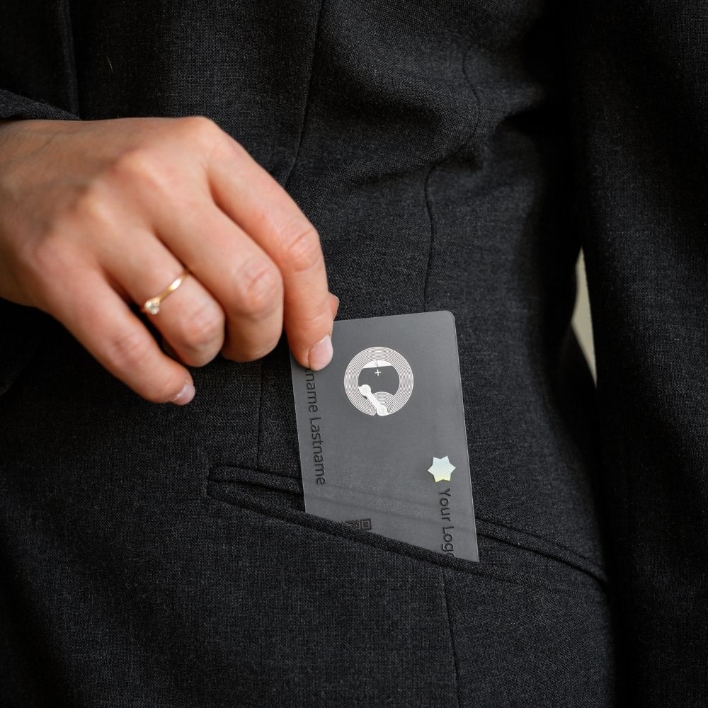 Transparente NFC Visitenkarte von baningo wird aus Anzugtasche gezogen.