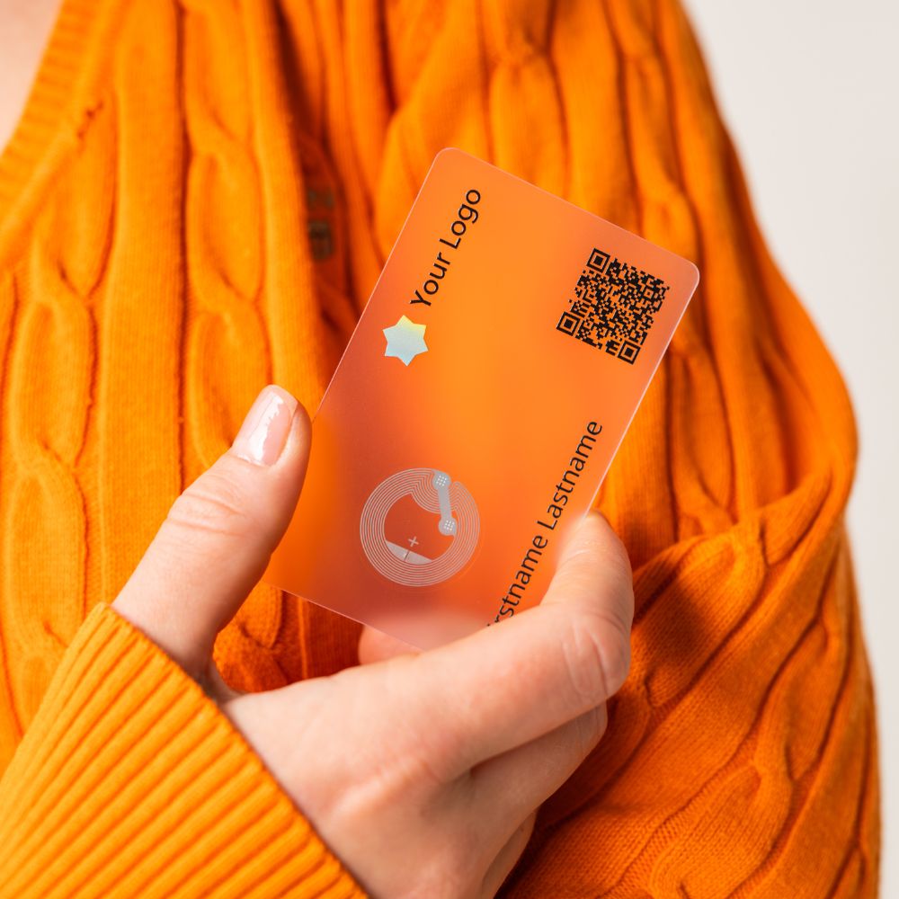 Transparente NFC Visitenkarte wird in der Hand gehalten.
