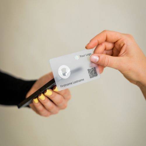 Transparente NFC Visitenkarte tippt auf ein Smartphone