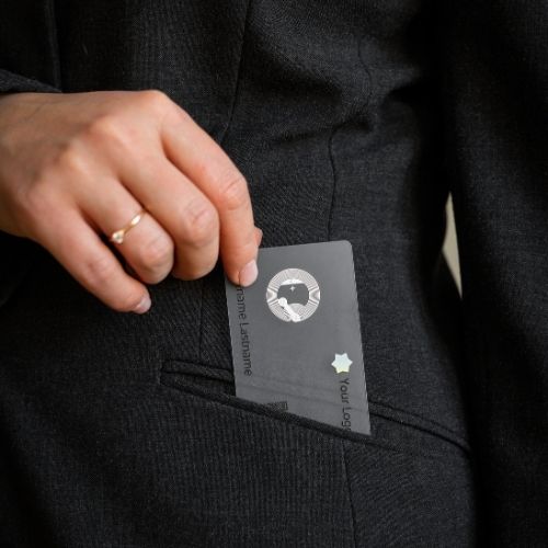 Transparente NFC Visitenkarte von baningo wird aus Anzugtasche gezogen