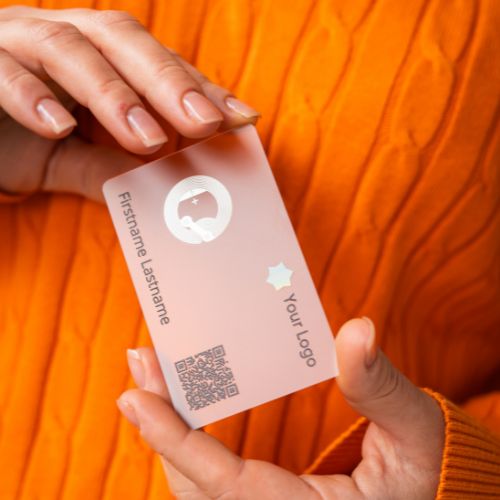 Transparente NFC Visitenkarte wird in der Hand gehalten 2