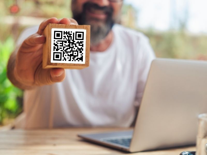QR-Code ertellen kostenlos - Bild mit Mann und Laptop und QR-Code